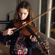 Nicole probando con un violín (Navidad 2019)